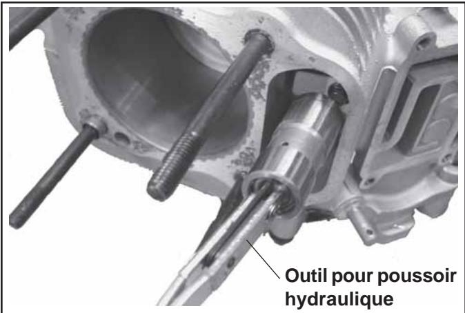 KOHLER CV493 - Dépose des culasses et des poussoirs hydrauliques - 4