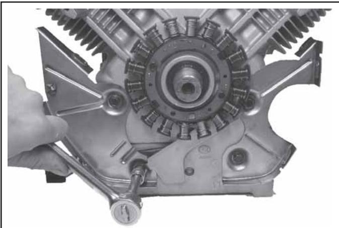 KOHLER CV493 - Dépose des plaques de support et du stator - 1