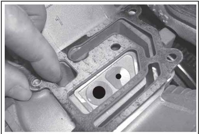 KOHLER CV493 - Dépose des chicanes internes et du couvercle du reniflard - 3
