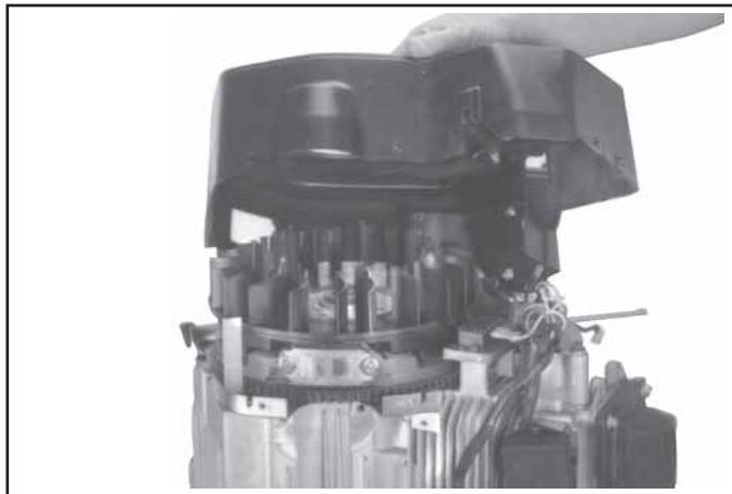 KOHLER CV493 - Dépose des chicanes externes et du carter du ventilateur - 7