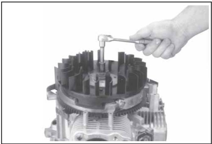 KOHLER CV493 - Dépose de la grille de protection (contra l'herbe) et du ventilateur - 2