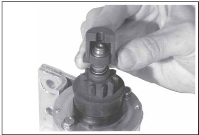 KOHLER CV493 - Installation de la bague de maintien - 1
