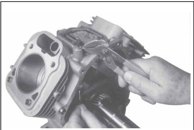 KOHLER CV493 - Dépose de l'arbre intermédiaire du régulateur - 1