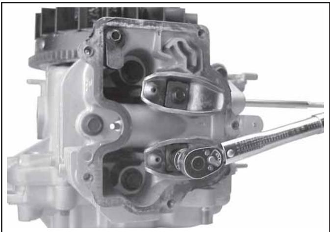 KOHLER CV493 - Culasses attachées par des goujons de montage, écrous et rondelles. - 1