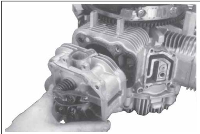 KOHLER CV493 - Dépose des culasses et des poussoirs hydrauliques - 3