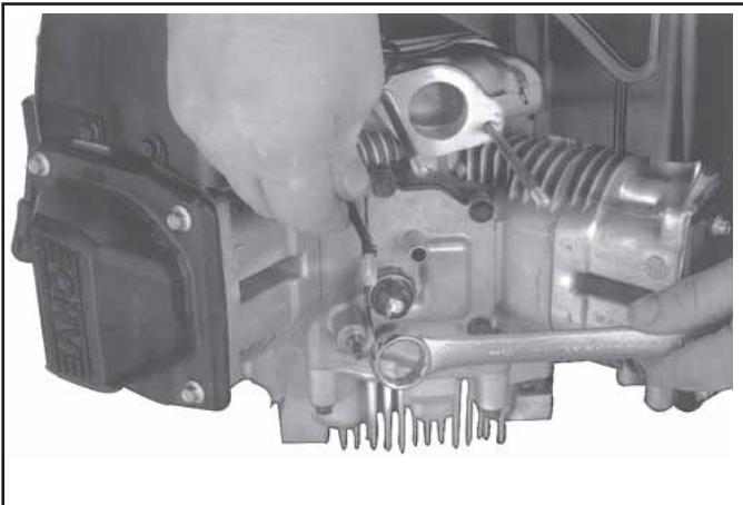 KOHLER CV493 - Dépose de Oil Sentry™ - 1