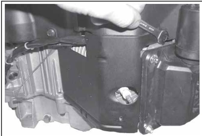 KOHLER CV493 - Dépose des chicanes externes et du carter du ventilateur - 4