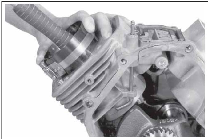 KOHLER CV493 - Installation des bielles avec pistons et segments de piston - 2