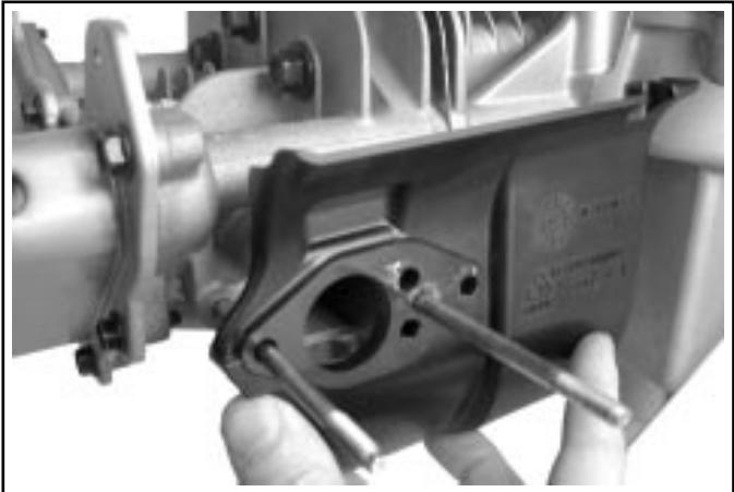KOHLER SV470 - Installer le déflecteur thermique, le carburateur, les tringles et la base du filtre à air - 2