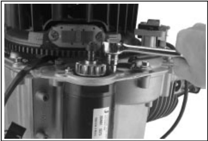 KOHLER SV470 - Dépose du démarreur électrique - 1