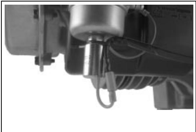 KOHLER SV470 - Installer le déflecteur thermique, le carburateur, les tringles et la base du filtre à air - 6