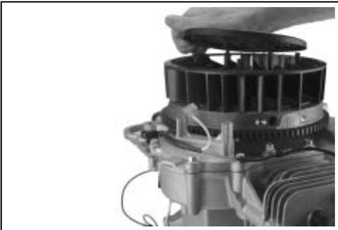 KOHLER SV470 - Dépose de la grille de protection contre l'herbe, du ventilateur et du volant - 1
