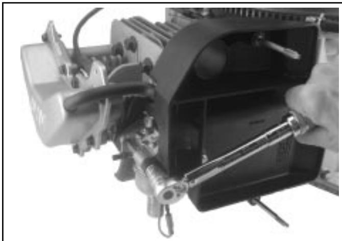 KOHLER SV470 - Installer le déflecteur thermique, le carburateur, les tringles et la base du filtre à air - 11