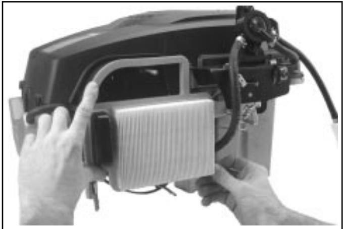 KOHLER SV470 - Installation de l'élément du filtre à air, du pré-filtre et du couvercle du filtre à air. - 1