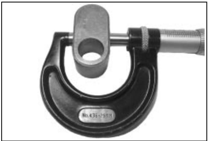 KOHLER SV470 - Mesure du jeu entre la goupille et le sabot de guidage de la masselotte et le canal de guidage de la plaque de fermeture - 1