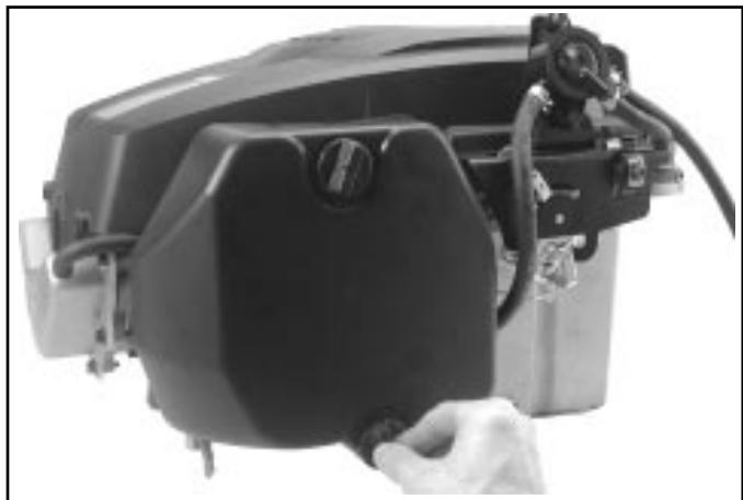 KOHLER SV470 - Installation de l'élément du filtre à air, du pré-filtre et du couvercle du filtre à air. - 3