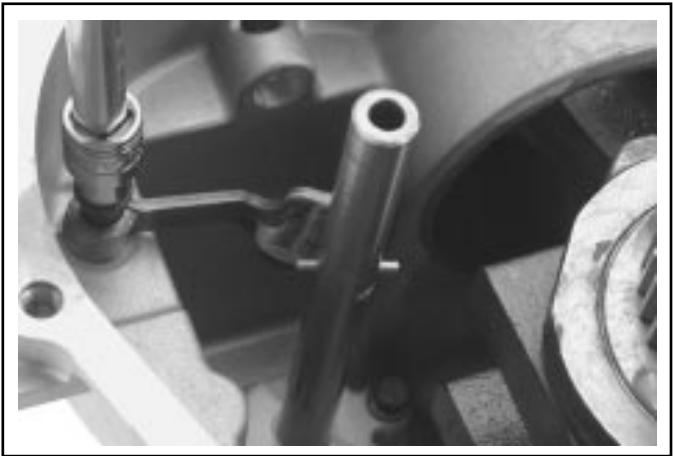 KOHLER SV470 - Dépose des engrenages à cames, des arbres à cames et de la pompe à huile - 2
