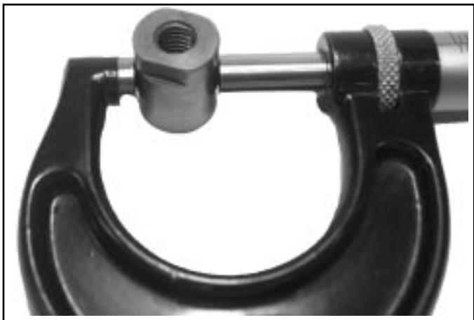 KOHLER SV470 - Mesure du jeu entre la goupille et le sabot de guidage de la masselotte et le canal de guidage de la plaque de fermeture - 3