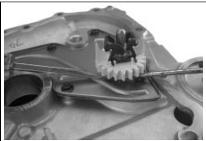 KOHLER SV470 - Démontage de la plaque de fermeture - 1
