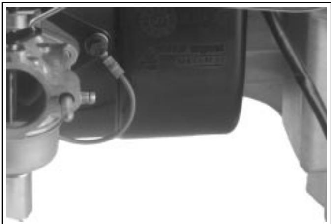 KOHLER SV470 - Installer le déflecteur thermique, le carburateur, les tringles et la base du filtre à air - 5