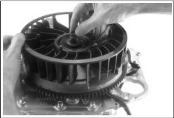 KOHLER SV470 - du vilebrequin et du volant peut causer des blessures personnelles ! - 1