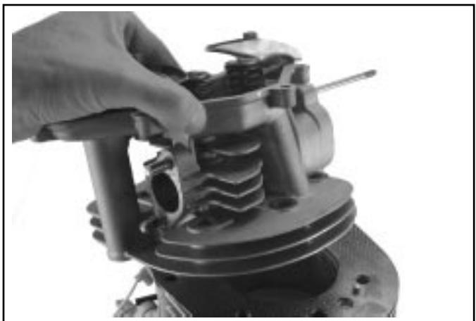 KOHLER SV470 - Dépose du couvercle de soupape et de la culasse - 5