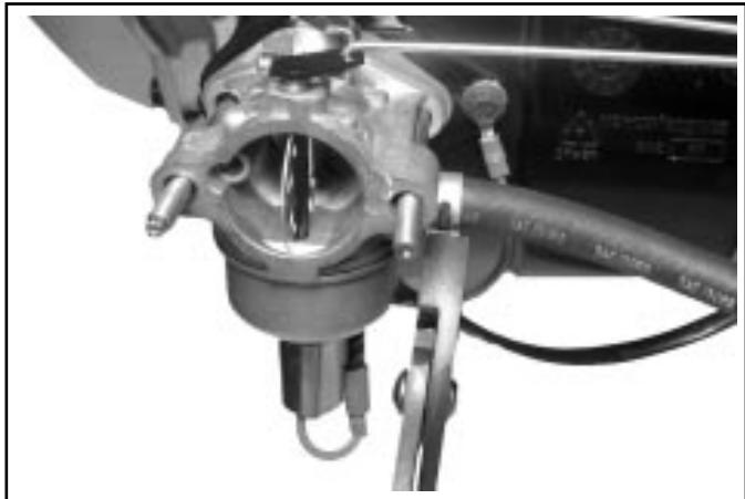 KOHLER SV470 - Installer le déflecteur thermique, le carburateur, les tringles et la base du filtre à air - 7