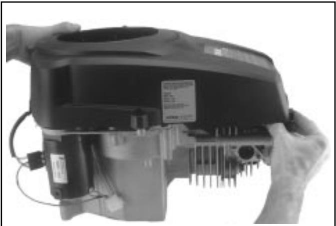 KOHLER SV470 - Installation du carter du ventilateur et de la grille du volant - 1