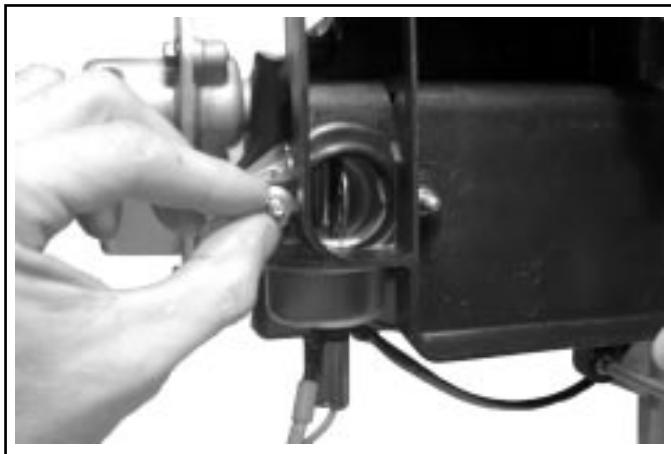 KOHLER SV470 - Installer le déflecteur thermique, le carburateur, les tringles et la base du filtre à air - 9