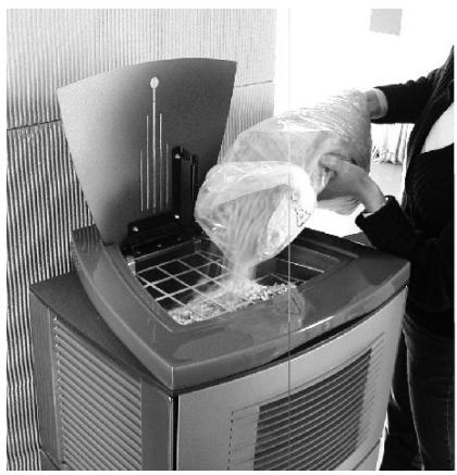 MCZ ATHOS HYDRO - CHARGEMENT DES GRANULES DE BOIS - 2