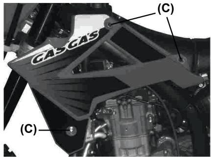 GAS GAS EC515 - Retrait de la bougie - 3