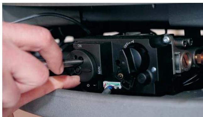 WANDERS SOLEA GAS - Lighting the fire manually - 3