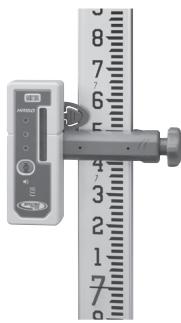 TRIMBLE HR150 - Fixation du récepteur sur la mire ou la pige en bois - 2
