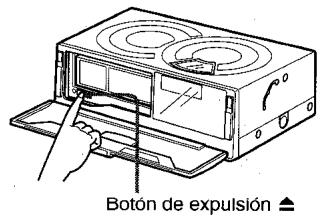 AIWA ADC-EX106 - Coloque el disco compaco hasta el fondo con elgado de la etiqueta hacía arriba. - 5
