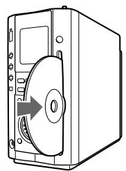 AIWA XR-MS3 - Cargue un disco con la cara de la etiqueta mirando hacía la derechos y empujelo cuidadosamente hacía el interior hasta que quede totalmente introducido en la unidad. - 1