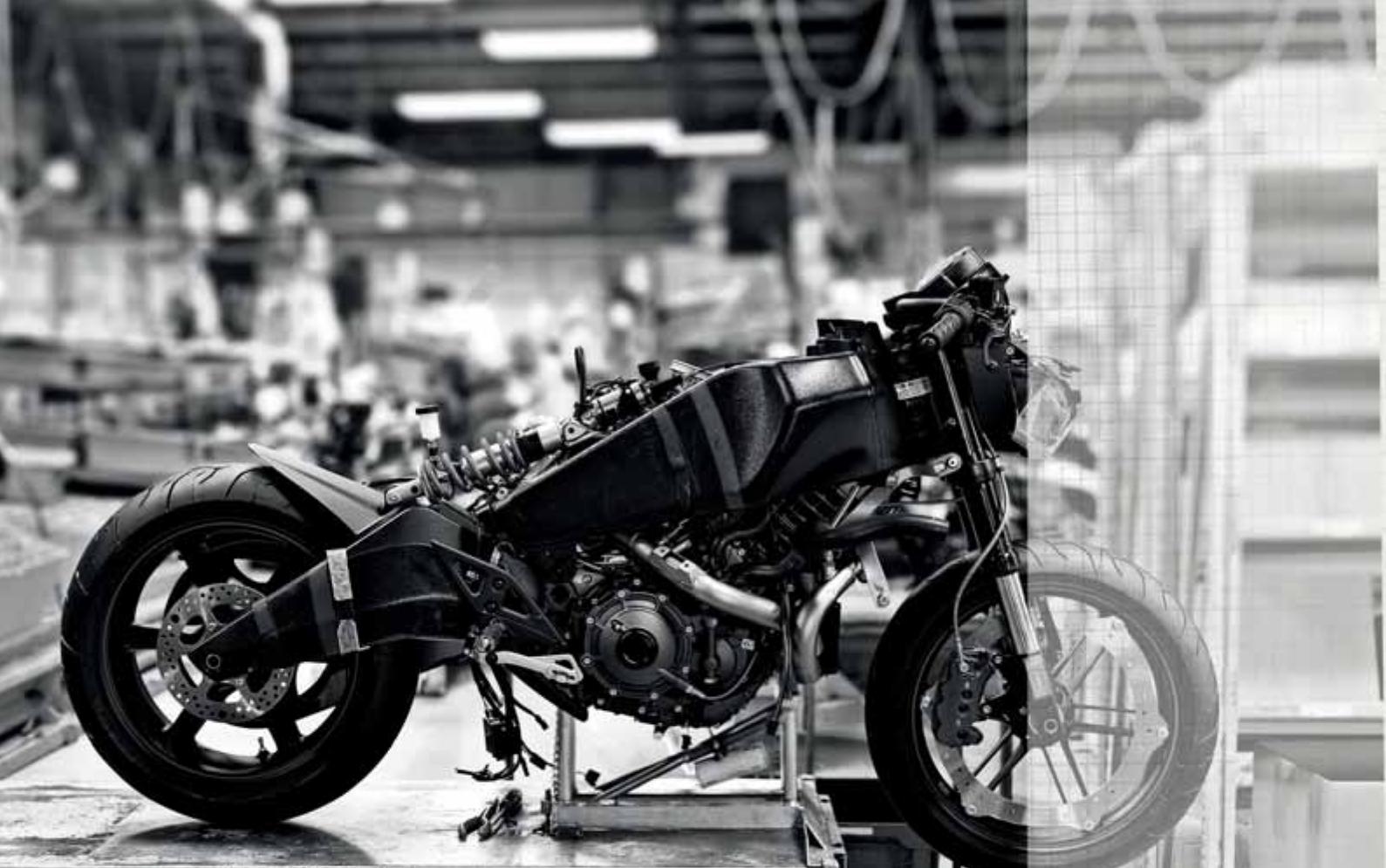 BUELL 1125R - CE N'EST PAS PAR SOUCI D'ESTHETIQUE QUE NOUS AVONS DEDOUBLE LE RADIATEUR DE Nous avons pris cette pour pouvoir dépla VA 1125R/CRTM de moins centraliser les mas aurait sans aucun doute po probleme de faire les choses le monde. Si nous avions - 2