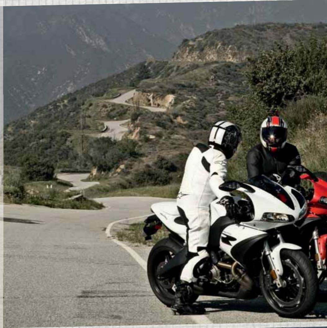 BUELL 1125R - NOUS NOUS PRESENTONS.    NOUS SOMMES LA BUELL    MOTORCYCLE COMPANY    DE EAST TROY, DANS LE    WISCONSIN. Un petite ville sans aucun doute!    A peine 4231 habitants. Loin de tout. - 27