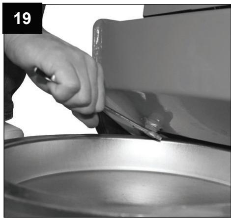 ATIKA ASP 10-1350 - Changing the oil: - 1