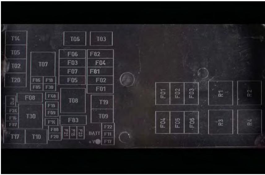 DODGE DART - Fusibles sous le capot - 1