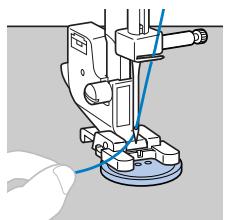 BROTHER DS 140 - Placez un bouton entre le pied-de-biche et le tissu. - 1