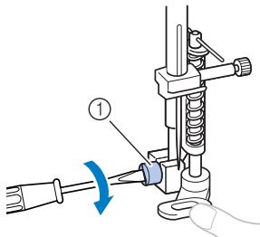 BROTHER CS 10 - Maintenez le pied-de-biche pour quilting de la main droite, puis serrez la vis du support de pied-de-biche à l'aide du tournevis de votre main gauche. - 1