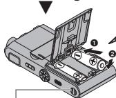 OLYMPUS DP-311 - Insertion des piles. - 2