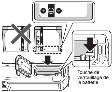 OLYMPUS TG-4 - Insérez la batterie tout en faisant glisser la touche de verrouillage de la batterie dans le sens de la flèche. - 1