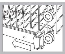 INDESIT DSG573 - Nunca levante ou abaixe o cesto por um so lado. - 1