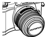 OLYMPUS OM-D E-M5 - Montez un objectif sur l'appareil photo. - 4