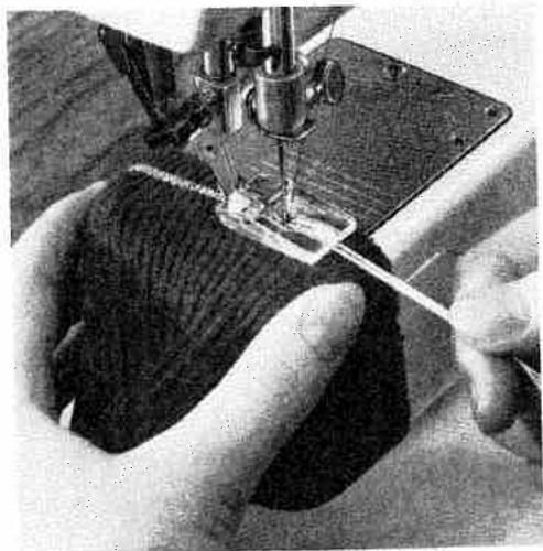 PFAFF 1222E - Sewing on elastic strands - 2