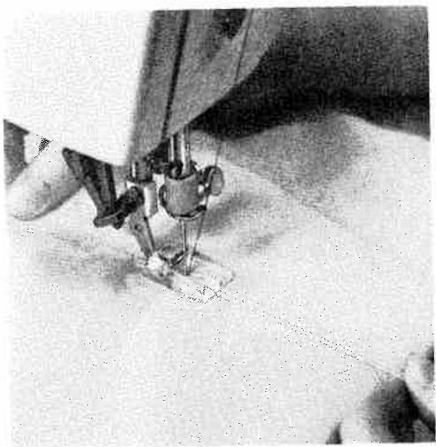 PFAFF 1222E - Sewing on elastic strands - 1