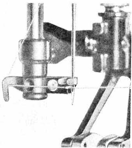 PFAFF 1222E - Threading the needle with the automatic Pfaff needle threads - 2