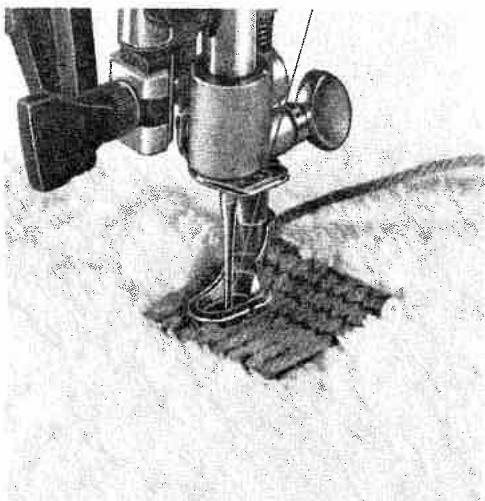 PFAFF 1222E - Darning with wool thread - 5