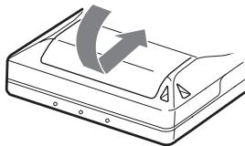 SONY MZ-E310 - Insertion d'une pile sèche alcaline. - 3
